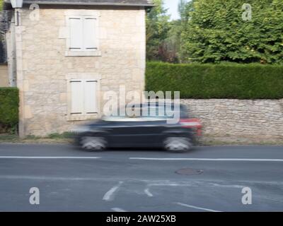 Traffico veicolare su strada locale ad alta velocità in Francia Foto Stock