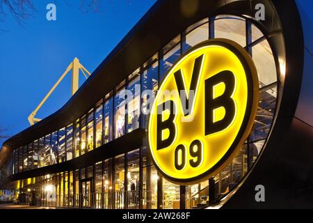 Borussia Dortmund fan shop e stadio di calcio Signal Iduna Park in background, Germania, Nord Reno-Westfalia, Ruhr Area, Dortmund Foto Stock