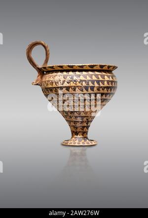 Tazza in argilla minoica decorata, Stile Sontuoso Speial, Palazzo Cnosso 1500-1450 a.C., Museo Archeologico di Heraklion, sfondo grigio. Foto Stock