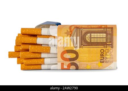 Confezione di sigarette avvolta in una banconota da 50 Euro. Fumo - abitudine costosa. Foto Stock