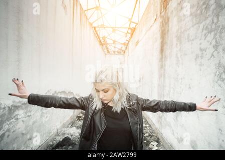 Giovane donna nel concetto di libertà corridoio Foto Stock