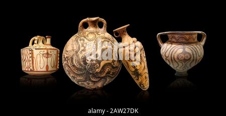 Ceramica minoica con decorazioni di polpi stilizzate, 1500-1400 a.C., Museo Archeologico di Heraklion, sfondo nero. Da sinistra a destra 1- Pseudostom Foto Stock