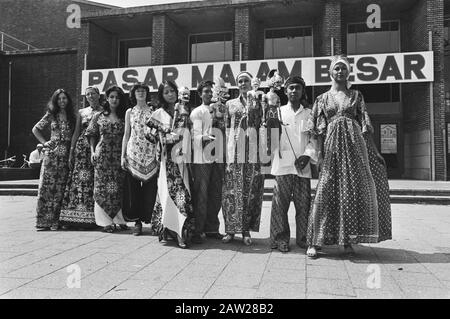 Pasar Malam Aperto Dall'Ambasciatore Sutopo Yuwono Projohandoko Hague, Gruppo Di Donne Indonesiane Data: 18 Giugno 1976 Luogo: L'Aia, Olanda Del Sud Parole Chiave: Ambasciatori Nome Persona: Yuwono, Sutopo Nome Istituzione: Pasar Malam Foto Stock