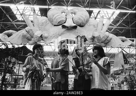 Pasar Malam in RAI; ragazze indonesiane con pupazzi d'ombra per la porta d'ingresso del Kraton Yogyakarta Data: 3 maggio 1978 Nome istituzione: Pasar Malam Foto Stock