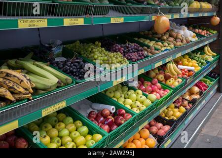 Una vista diagonale di un esterno di un negozio locale d'angolo che immagazzini frutta nutriente e verdura dai ripiani, tra cui arance, banane, mele e uva, all'esterno di un negozio nel centro di Bromley, dove le aziende locali offrono alimenti più freschi e più economici rispetto ai supermercati più grandi, il 3rd febbraio 2020, A Londra, Inghilterra. Foto Stock