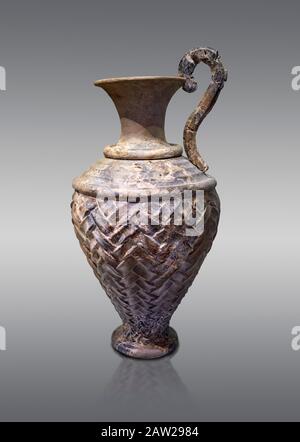 Caraffa minoica in pietra con motivo rilievo dal Palazzo Cnosso 1600-1450 a.C., Museo Archeologico di Heraklion, sfondo grigio. Foto Stock