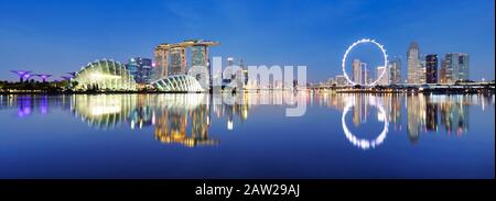 Immagini panoramiche dello skyline di Singapore di notte. Foto Stock
