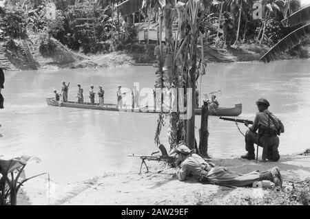 E Tandjoeng Kandangan Patrol Patrol Knil Tandjoeng (Borneo). Uomini KNIL distacco inf. 13 sulla pattuglia. Nella giungla, l'orologio e offerto va lentamente, ma sicuramente voorwaarst. Sotto copertura vam una pattuglia di produzione attraversa il potash Tabaloeng circa. Data: 21 Febbraio 1948 Località: Borneo, Indonesia, Indonesia, Kalimantan, Indie Orientali Olandesi Foto Stock