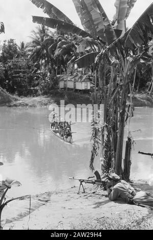 E Tandjoeng Kandangan Patrol Patrol Knil Tandjoeng (Borneo). Uomini KNIL distacco inf. 13 sulla pattuglia. Nella giungla, l'orologio e offerto va lentamente, ma sicuramente voorwaarst. Sotto copertura vam una pattuglia di produzione attraversa il potash Tabaloeng circa. Data: 21 Febbraio 1948 Località: Borneo, Borneo, Indonesia, Indonesia, Kalimantan, Indie Orientali Olandesi Foto Stock