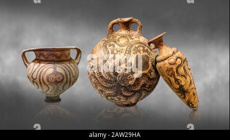 Ceramica minoica con decorazioni di polpi stilizzate, 1500-1400 a.C., Museo Archeologico di Heraklion, sfondo grigio. Da sinistra a destra 1- Krater Epis Foto Stock