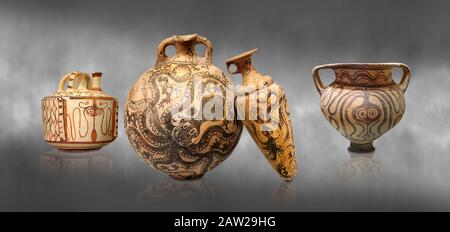 Ceramica minoica con decorazioni di polpi stilizzate, 1500-1400 a.C., Museo Archeologico di Heraklion, sfondo grigio. Da sinistra a destra 1- Pseudostomo Foto Stock