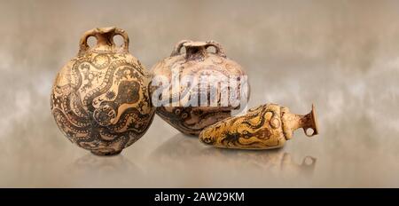 Ceramica minoica con decorazioni stilizzate di polpi, 1500-1400 a.C., Museo Archeologico di Heraklion. Da sinistra a destra 1- matraccio con stiletto di tipo marino Foto Stock