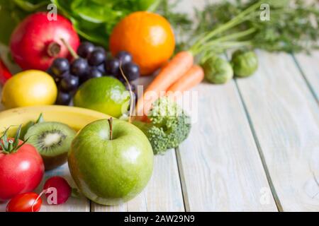 Composizione ancora vita frutta fresca e verdure su tavola di legno sano dieta stile di vita concetto Foto Stock