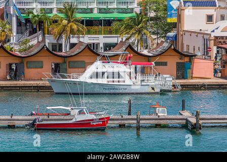 Barche da pesca grandi e piccole ad Aruba Foto Stock