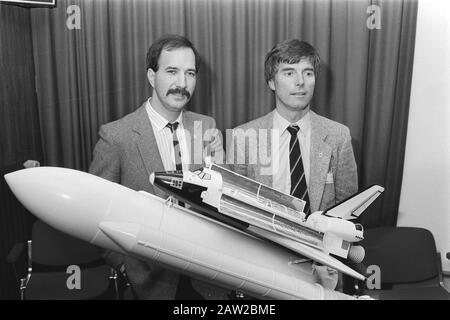 Conferenza stampa all'ESTEC di Noordwijk; astronauta Dr. Ockels (Paesi Bassi) e ULF MERBOLD (Germania); con modello Spacelab Data: 11 gennaio 1984 luogo: Noordwijk, Paesi Bassi del Sud Parole Chiave: Astronauti, conferenze stampa Persona Nome: Merbold, Ulf, Ockels Wubbo Foto Stock