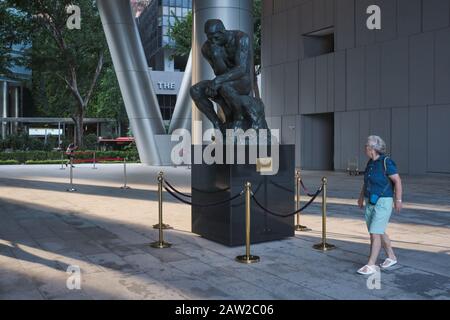 Una replica della scultura 'il Pensatore' di August Rodin alla OUE Tower, Marina Bay, Singapore Foto Stock