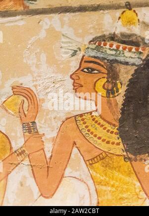 Patrimonio dell'umanità dell'UNESCO, Tebe in Egitto, Valle dei Nobili, tomba di Nakht. Scena del banchetto, la donna offre un frutto ad un altro. Foto Stock