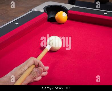 Gioco di biliardo americano giocato su un tavolo da biliardo per due persone Foto Stock