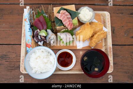 Sashimi freschi da Kunigami-Minato-Shokudo aka Fisherman's dining a Kunigami, Okinawa settentrionale, Giappone Foto Stock