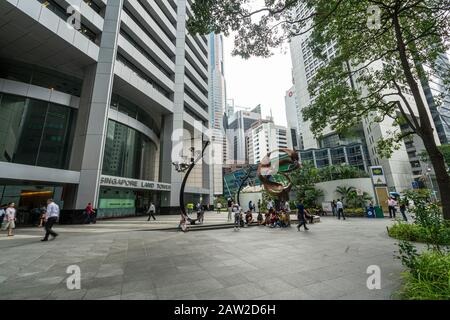 Singapore. Gennaio 2020. Persone che camminano tra i grattacieli di Raffles Square Foto Stock