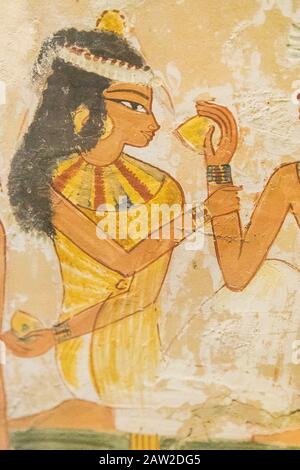 Patrimonio dell'umanità dell'UNESCO, Tebe in Egitto, Valle dei Nobili, tomba di Nakht. Scena del banchetto, una donna riceve un frutto da un altro. Foto Stock