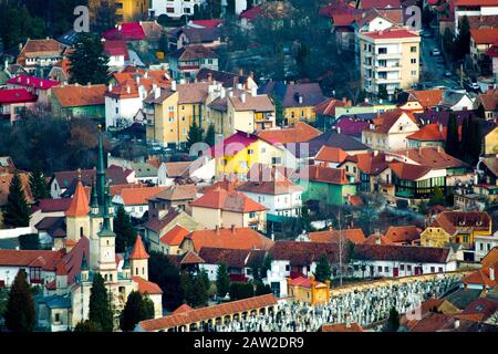 La parte laterale vecchia della città vista dall'alto. Brasov, Romania Foto Stock