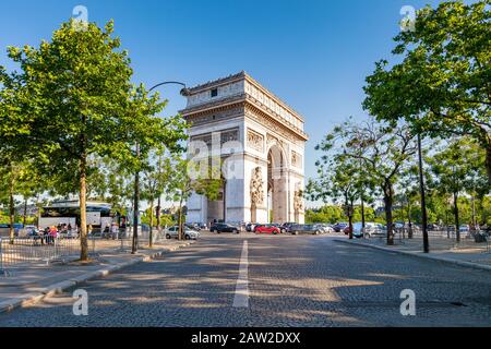 Arc de Triomphe situato a Parigi, Francia Foto Stock