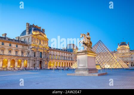Scena notturna del museo del Louvre a Parigi Foto Stock