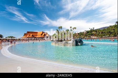 Costa Adeje, Tenerife, Spagna - 10 gennaio 2019: Paesaggio con spiaggia artificiale a Siam Park, Tenerife, isola delle Canarie, Spagna Foto Stock