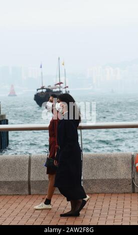 I Hong Kongers indossano maschere chirurgiche durante l'epidemia del virus Wuhan Corona. Foto Stock