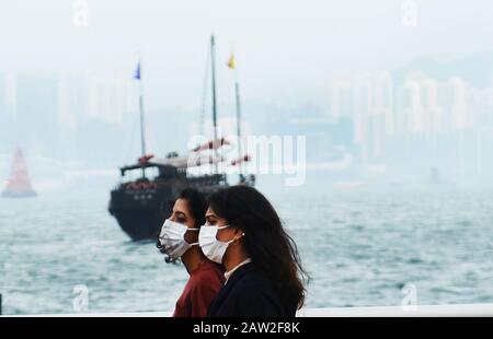 I Hong Kongers indossano maschere chirurgiche durante l'epidemia del virus Wuhan Corona. Foto Stock