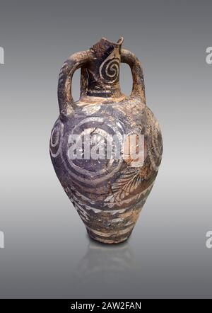 Caraffa minoica Kamares Ware con decorazioni policrome , Phaistos 1900-1700 a.C.; Museo Archeologico di Heraklion, sfondo grigio. Questo stile di po Foto Stock