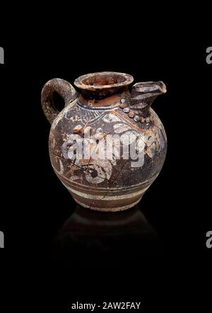 Caraffa minoica Kamares Ware con decorazioni policrome , Phaistos 1800-1700 a.C.; Museo Archeologico di Heraklion, sfondo nero. Questo stile di p Foto Stock