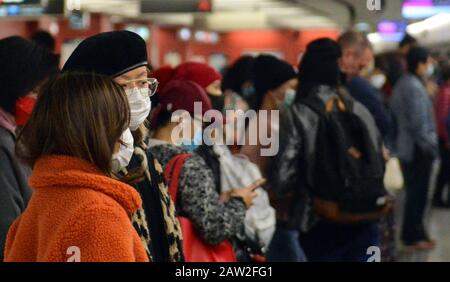 Hong Kongers indossando maschere chirurgiche durante l epidemia del virus di Wuhan Corona. Foto Stock