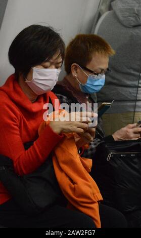 Hong Kongers indossando maschere chirurgiche durante l epidemia del virus di Wuhan Corona. Foto Stock