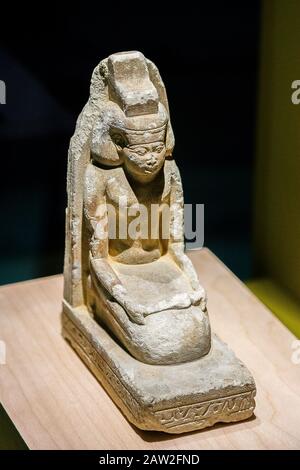 Visita di apertura della mostra "Osiris, i misteri sommersi dell'Egitto". Statuetta della dea Iside che protegge un piccolo dio Osiride. Foto Stock