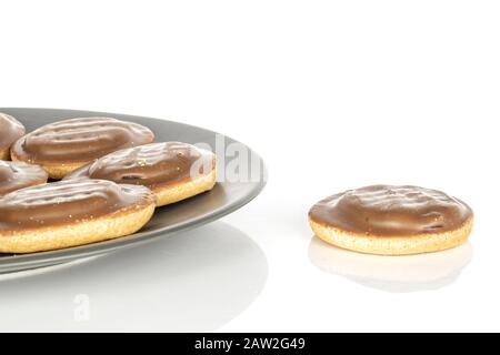 Gruppo di sei biscotto al cioccolato intero su piastra in ceramica grigia isolata su fondo bianco Foto Stock