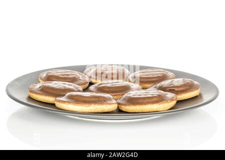 Gruppo di otto biscotto al cioccolato intero su piastra in ceramica grigia isolata su fondo bianco Foto Stock