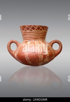 Molto presto Minoan arrotondato 2 vaso maneggiato con motivi lineari bianchi e rossi, tombe a volta Lebena 3000-2100 a.C., Museo Archeologico di Heraklion, gre Foto Stock