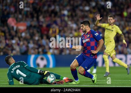 Barcellona, SPAGNA - 24 SETTEMBRE: Sergio Asenjo e Luis Suarez durante la Liga partita tra FC Barcellona e Villarreal CF al Camp Nou il 24 settembre Foto Stock