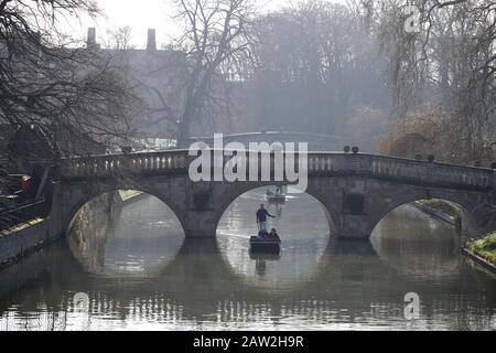 Cambridge, Regno Unito. 06th Feb, 2020. Cambridge Inghilterra Giovedì 6 Febbraio 2020. I turisti godono del clima mite durante un tour lungo la Camma del fiume a Cambridge. Credito: Chris Radburn Foto Stock