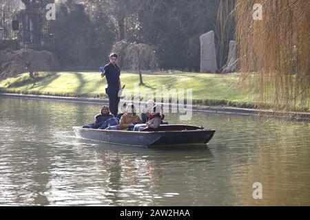 Cambridge, Regno Unito. 06th Feb, 2020. Cambridge Inghilterra Giovedì 6 Febbraio 2020. I turisti godono del clima mite durante un tour lungo la Camma del fiume a Cambridge. Credito: Chris Radburn Foto Stock