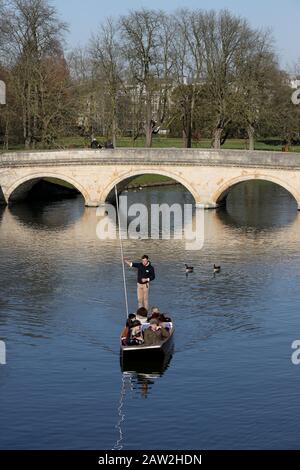 Cambridge, Regno Unito. 06th Feb, 2020. Cambridge Inghilterra Giovedì 6 Febbraio 2020. I turisti godono del clima mite durante un tour lungo la Camma del fiume a Cambridge. Credito: Chris Radburn Foto Stock