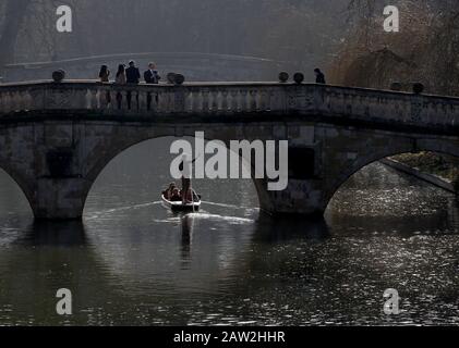 Cambridge, Regno Unito. 06th Feb, 2020. Cambridge Inghilterra Giovedì 6 Febbraio 2020. I turisti godono del clima mite durante un tour lungo la Camma del fiume a Cambridge. Credito: Chris Radburn Foto Stock