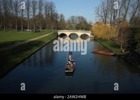 Cambridge, Regno Unito. 06th Feb, 2020. Cambridge Inghilterra Giovedì 6 Febbraio 2020. I turisti godono del clima mite durante un tour lungo la Camma del fiume a Cambridge. Credito: Chris Radburn Foto Stock