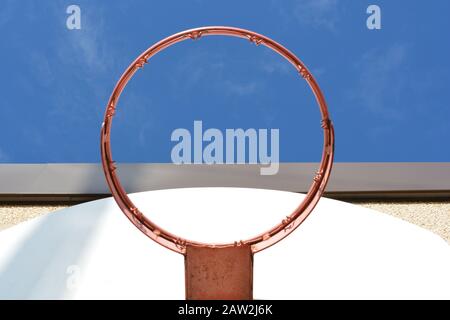 Canestro Da Basket Sotto Il Cielo Blu A School Yard Foto Stock