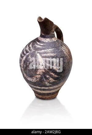 Caraffa minoica di lusso Kamares Ware con decorazioni policrome , Phaistos 1900-1700 a.C.; Museo Archeologico di Heraklion, sfondo bianco. Questo sty Foto Stock