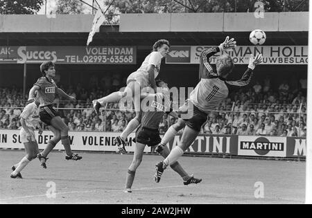 Volendam vs. Feyenoord 1-4 Peter Houtman sta cercando di segnare la direzione Data: 21 agosto 1983 luogo: Nord-Olanda, Volendam Parole Chiave: Momenti di gioco, calcio, partite Nome Della Persona: Houtman, Peter istituzione Nome: Feyenoord Foto Stock