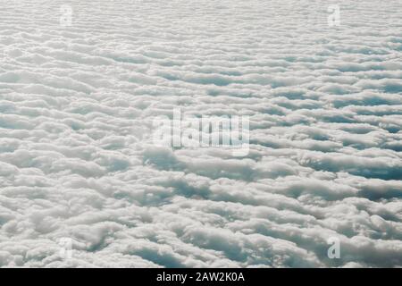 Cielo nuvoloso coperto. Sfondo texture nuvole. Vista su nuvole bianche dall'alto. Vista dall'aereo. Vista dall'alto del livello di nuvole Foto Stock