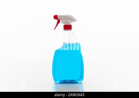 Flacone spray per pulizia trasparente con grilletto rosso isolato su sfondo bianco. Detergente chimico colore blu, modello prodotto irroratrice, etichetta vuota, Foto Stock
